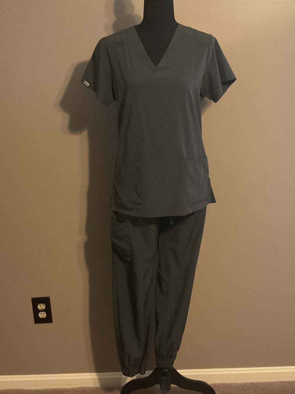 Women's Scrub Set V-Neck Top & Jogger Pants - Charcoal